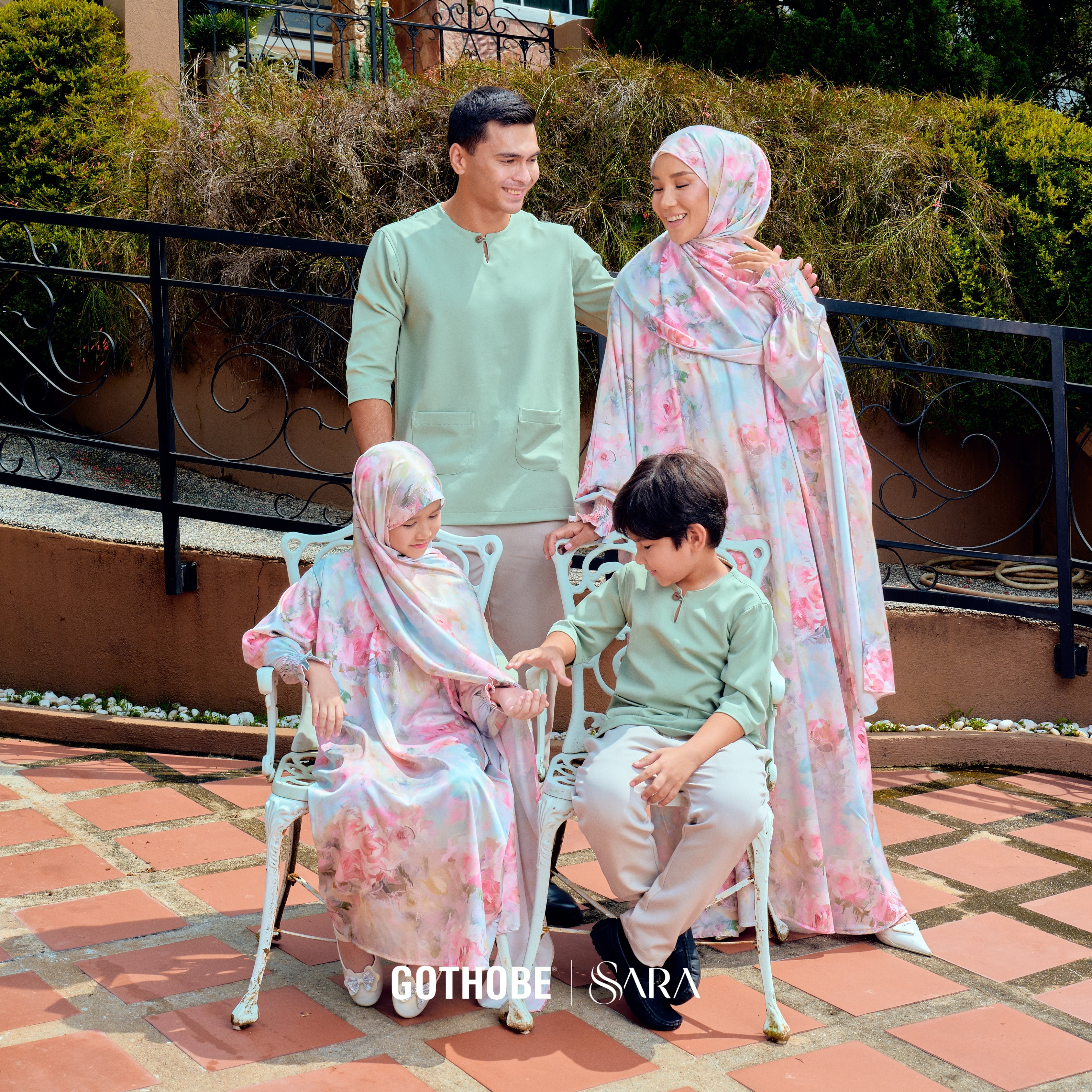 COUPLE SET: IESA KURTA TELUK BELANGA + AURA ABAYA (PRINTED) BY GOTHOBE | SARA