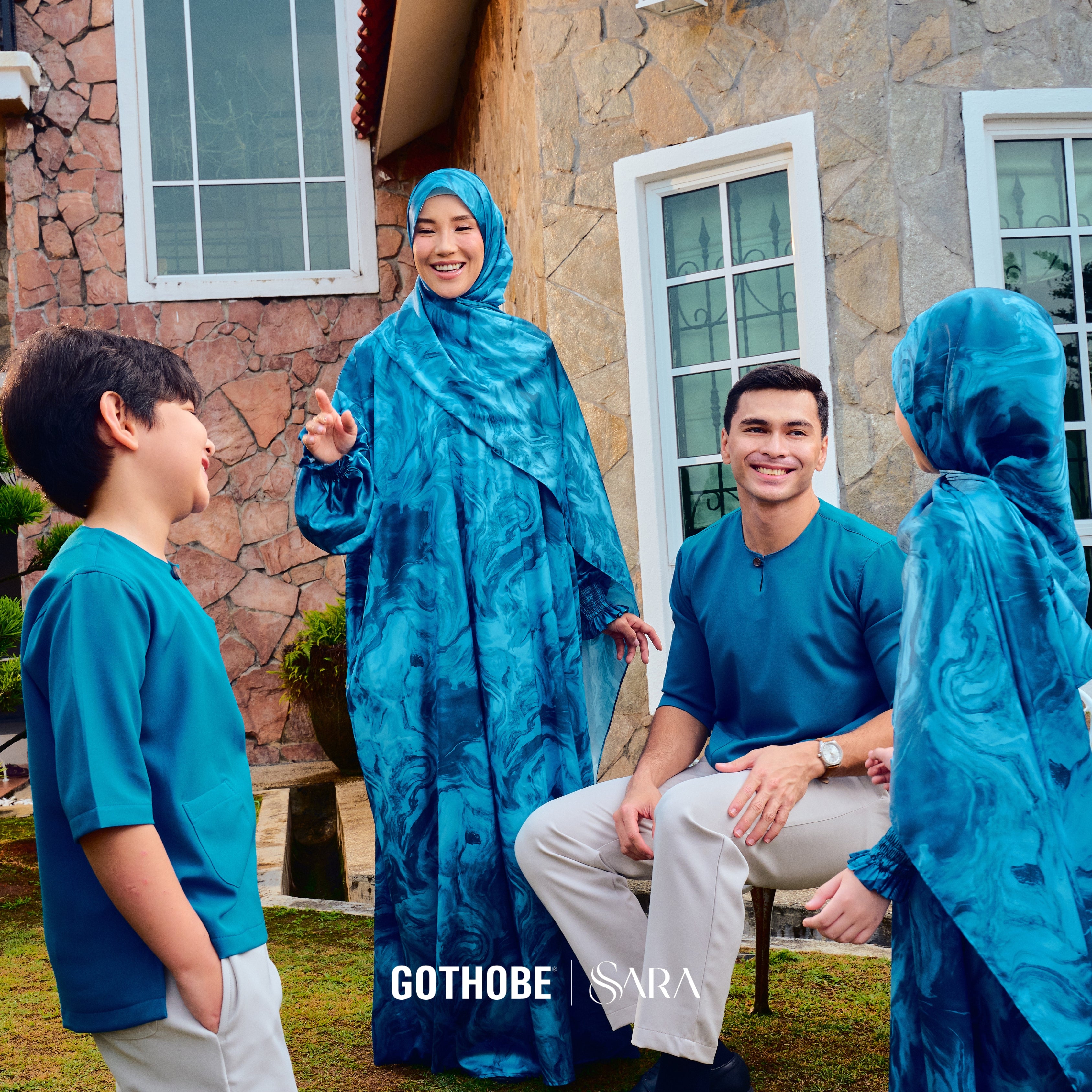 COUPLE SET: IESA KURTA TELUK BELANGA + AURA ABAYA (PRINTED) BY GOTHOBE | SARA