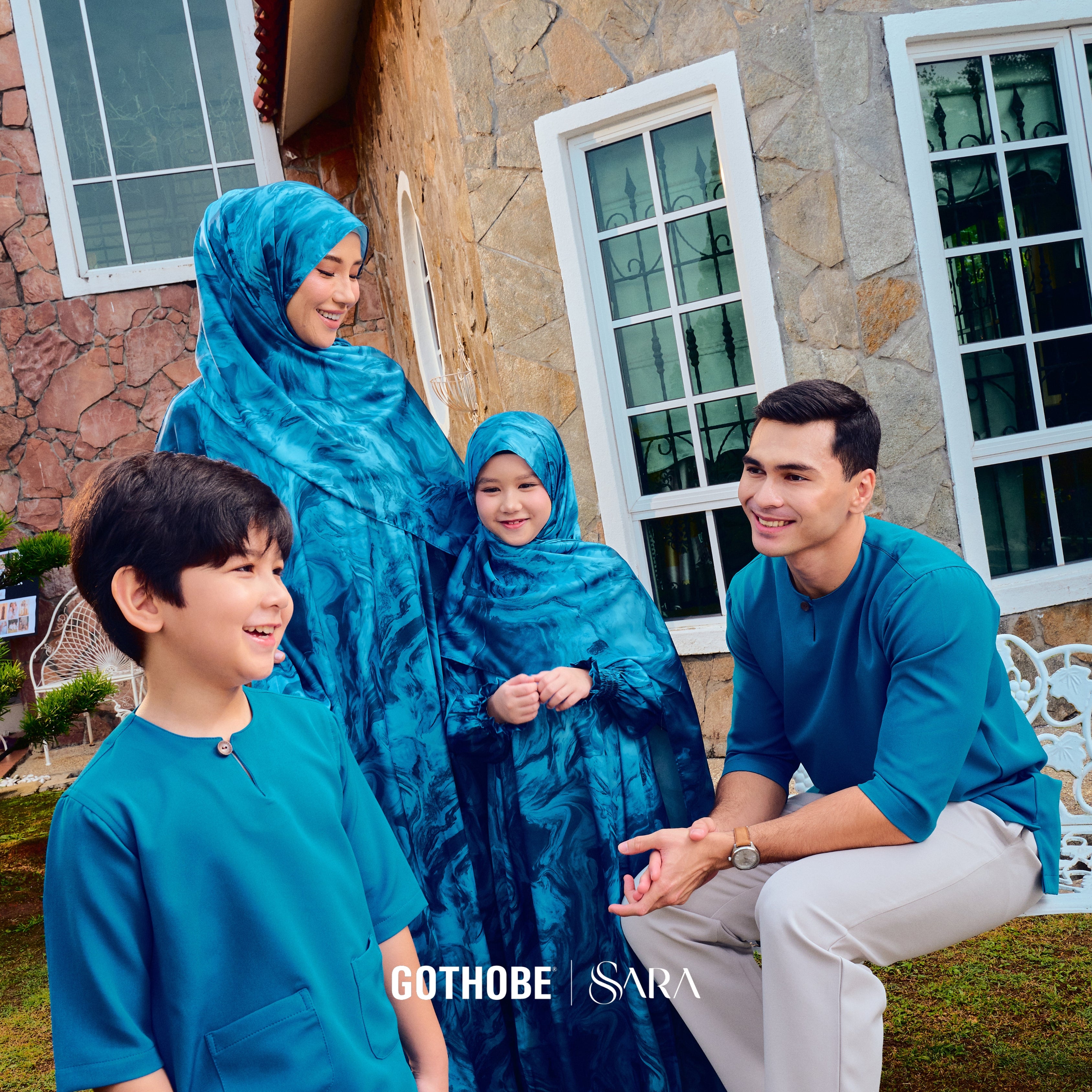 COUPLE SET: IESA KURTA TELUK BELANGA + AURA ABAYA (PRINTED) BY GOTHOBE | SARA