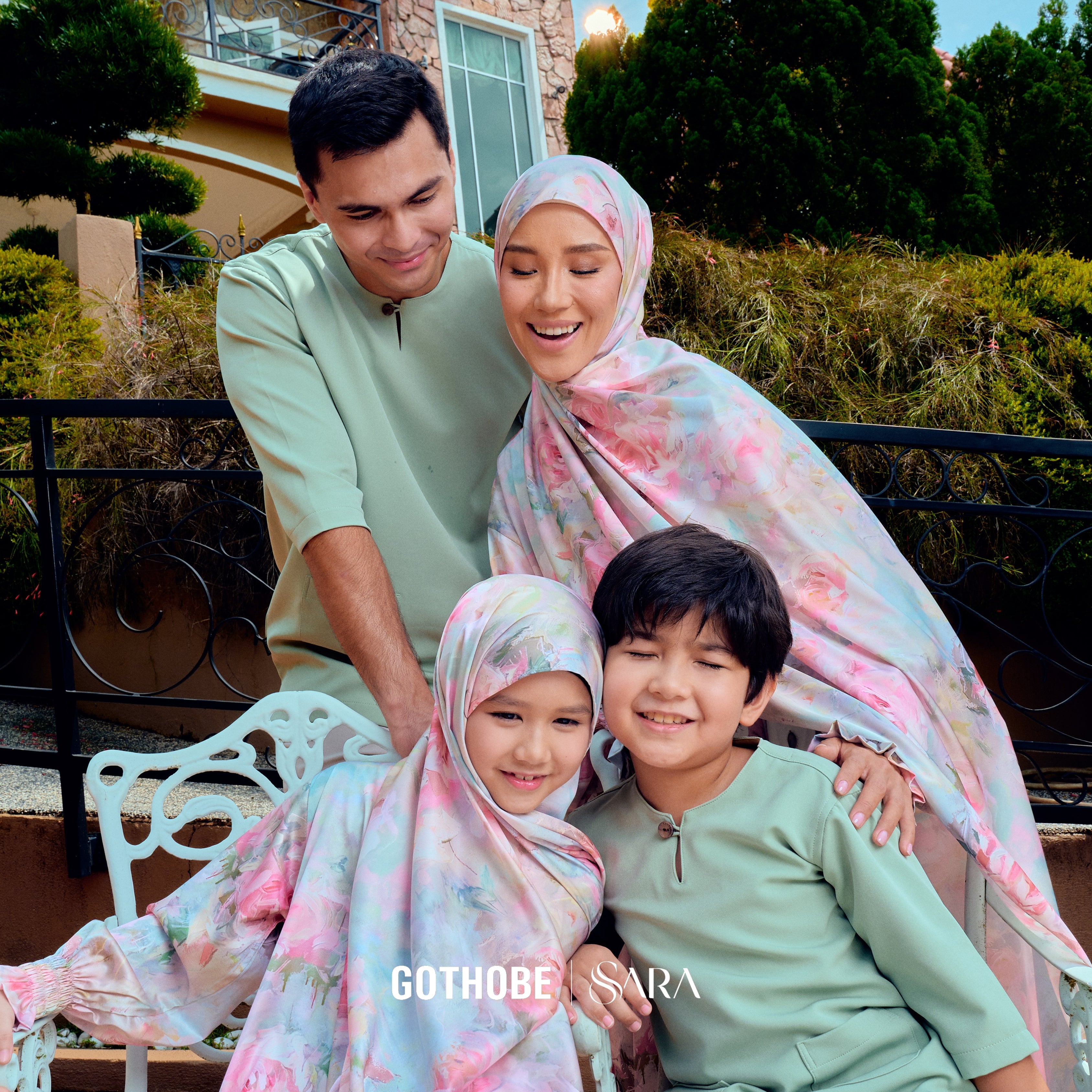 COUPLE SET: IESA KURTA TELUK BELANGA + AURA ABAYA (PRINTED) BY GOTHOBE | SARA