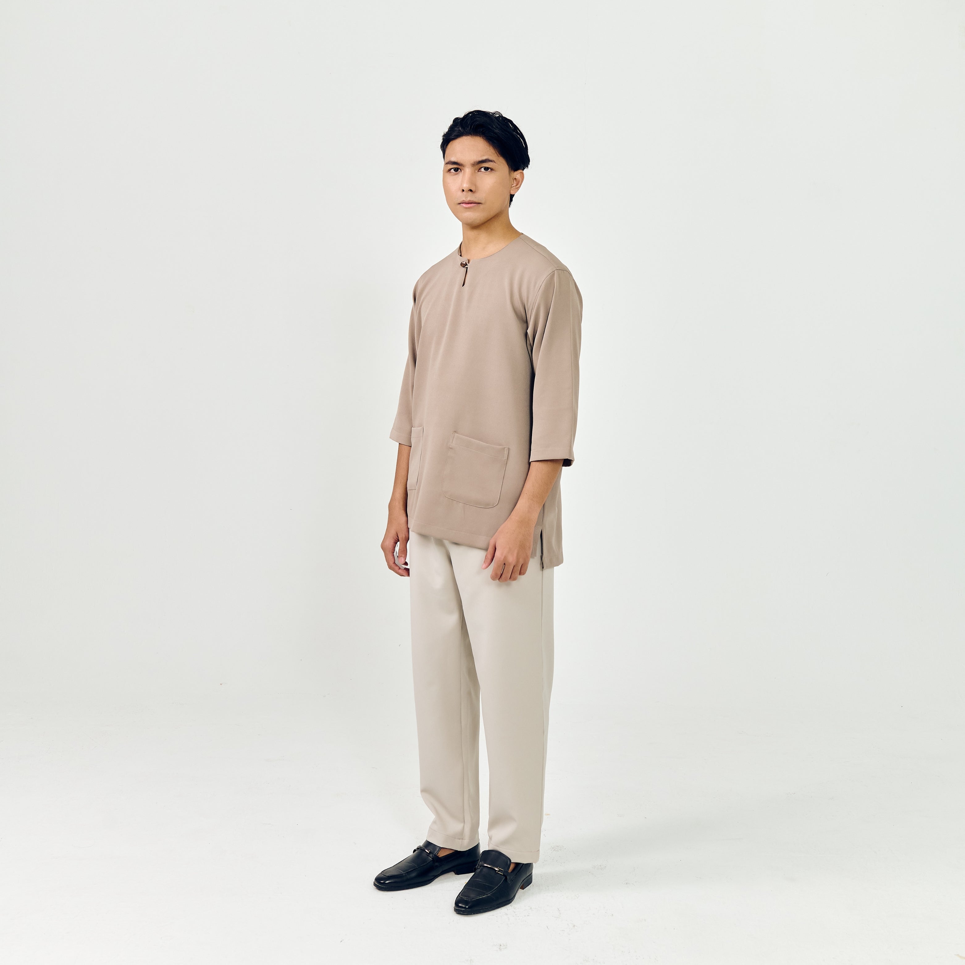 COUPLE SET: IESA KURTA TELUK BELANGA + AURA ABAYA (PRINTED) BY GOTHOBE | SARA