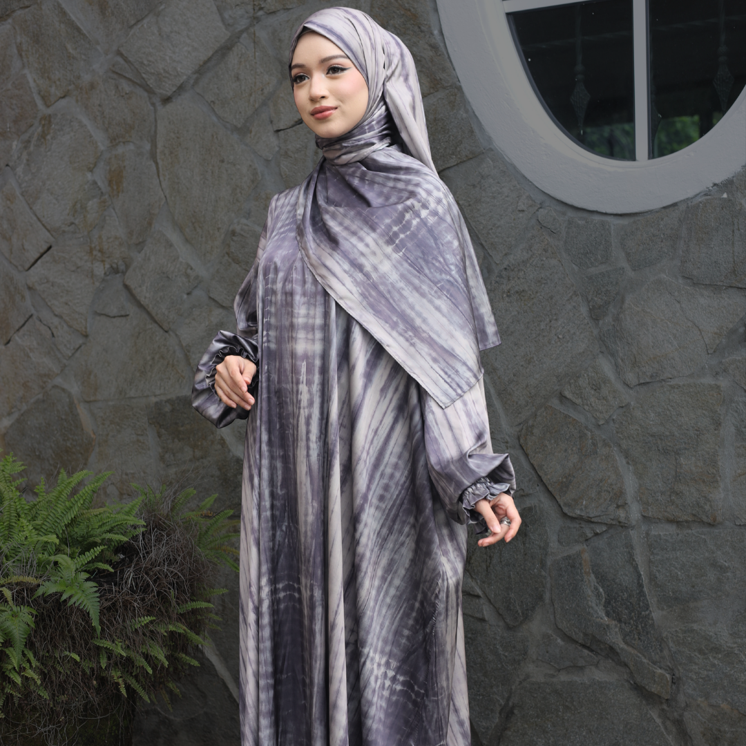 COUPLE SET: IESA KURTA TELUK BELANGA + AURA ABAYA (PRINTED) BY GOTHOBE | SARA